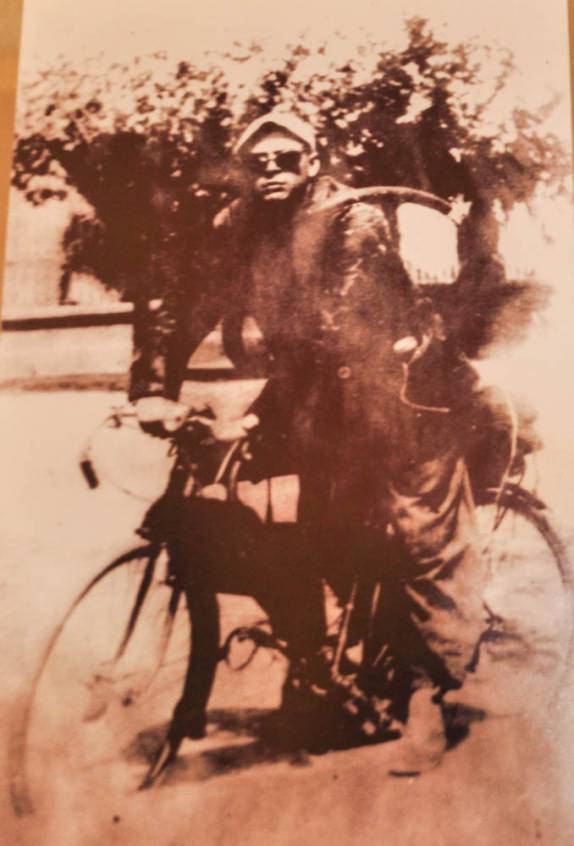 Um jovem Che Guevara viajando de bicicleta pela Argentina, em museu em Alta Gracia, na Argentina